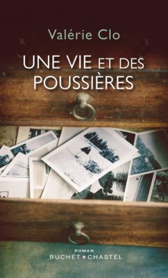 Couverture de Une vie et des poussières